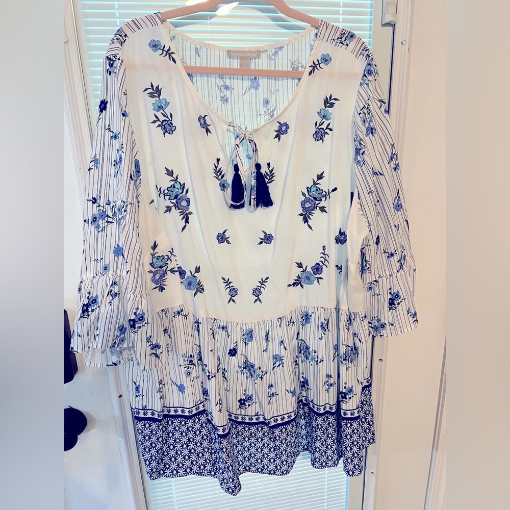 White with blue flowers 3/4 sleeve top